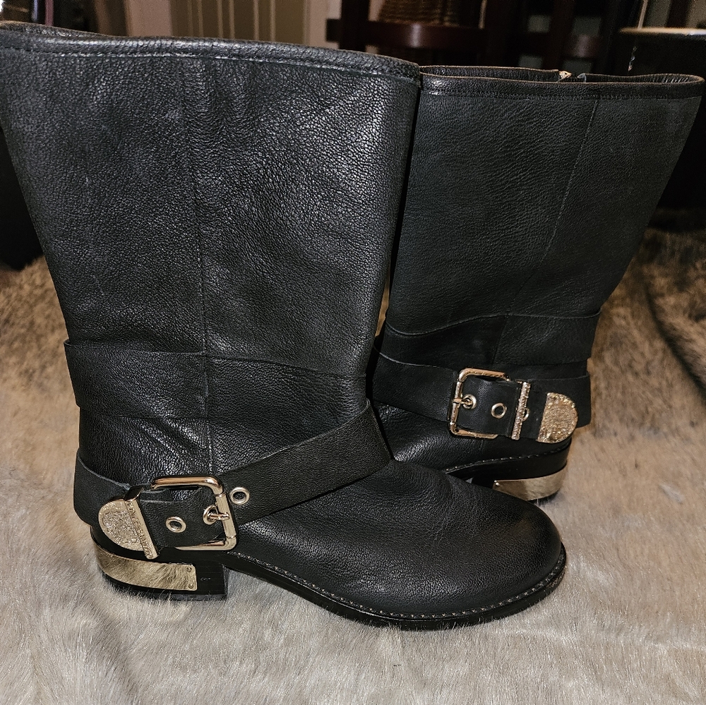 Boot color black, size 6 1/2 women, Vince camuto, good condition.